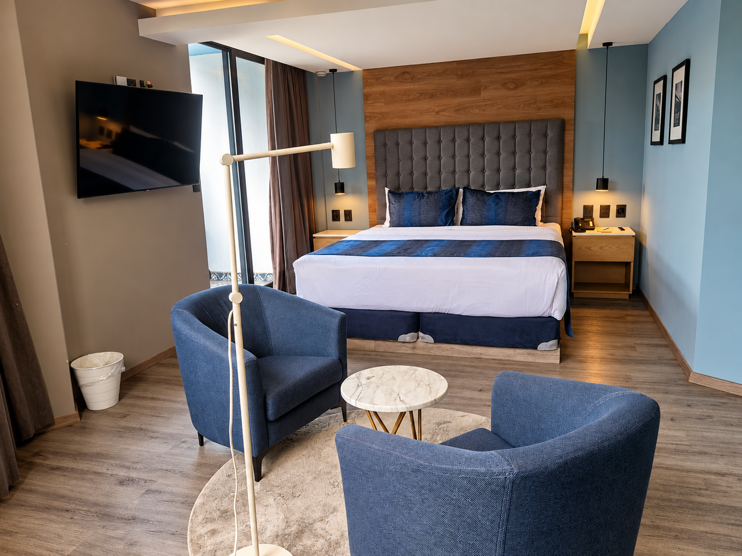 Habitación de hotel moderna y acogedora