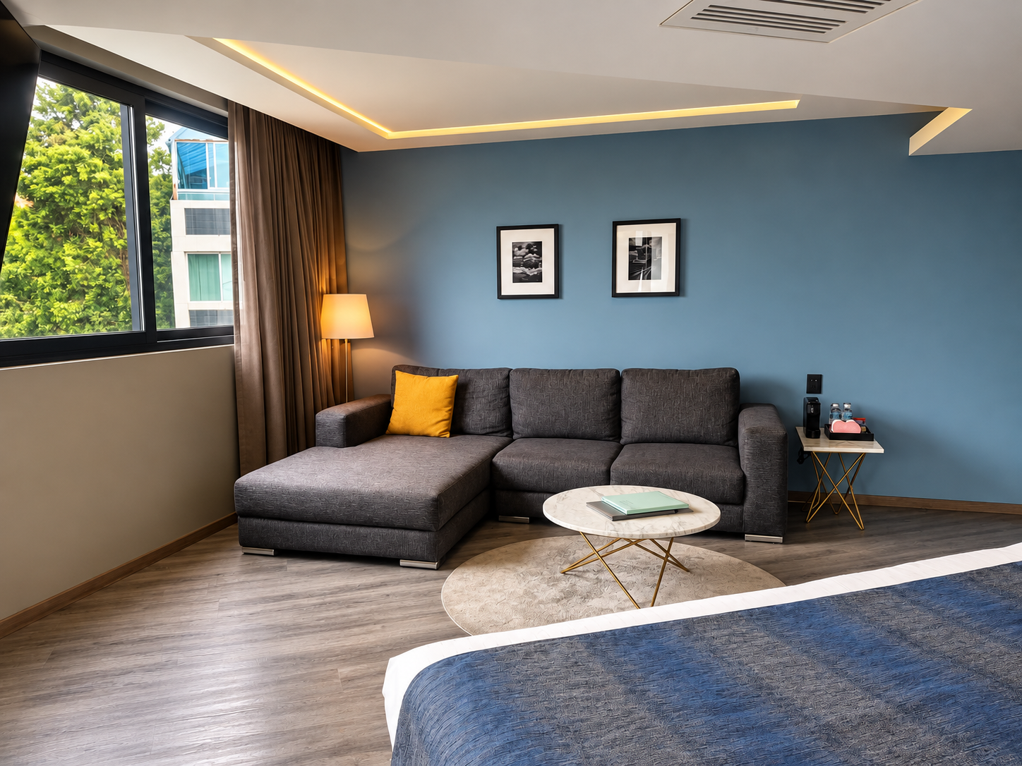 Sala moderna con sofá azul y luz cálida